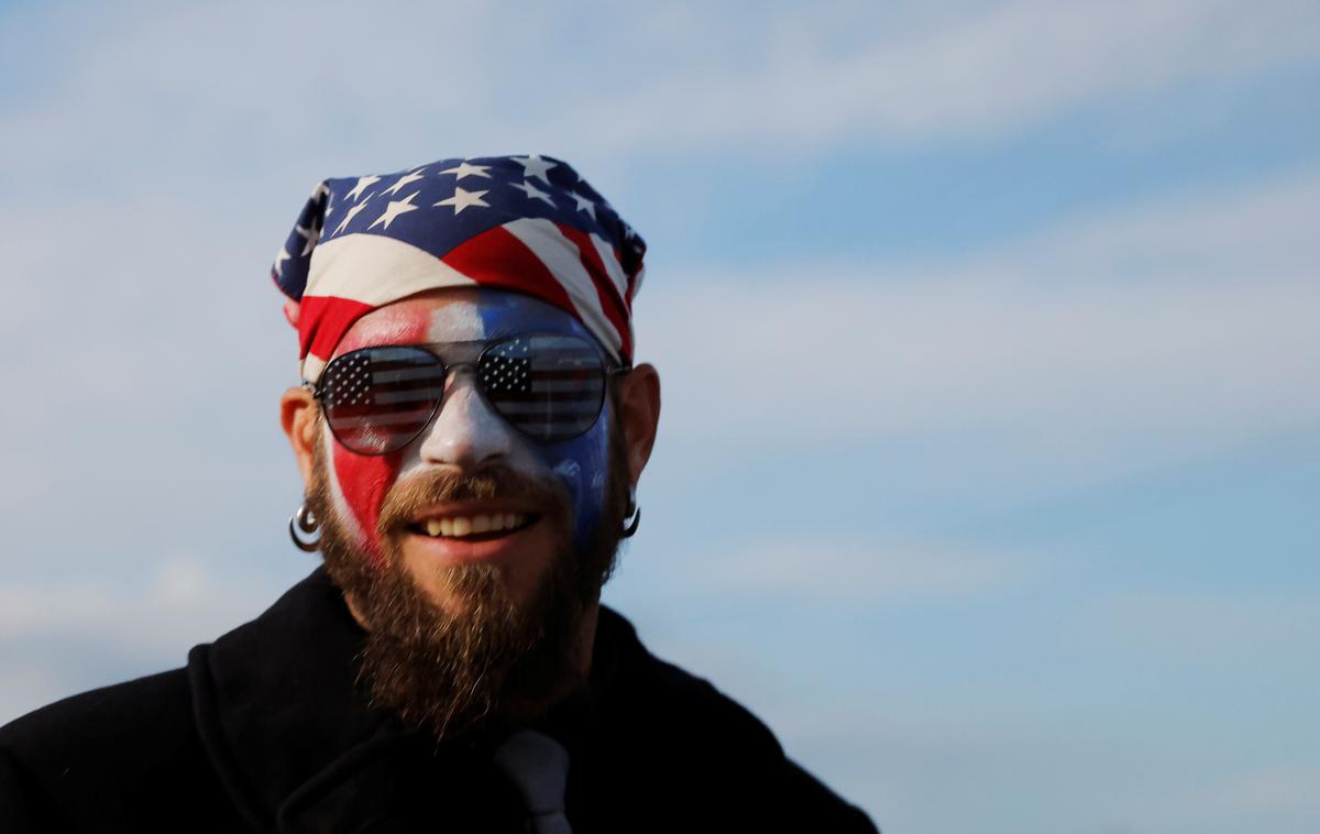 Američan | So ZDA propadajoča velesila ali je to daleč od  realnosti? Na fotografiji: Trumpov podpornik na shodu pred volitvami v ameriški zvezni državi Georgii. | Foto Reuters