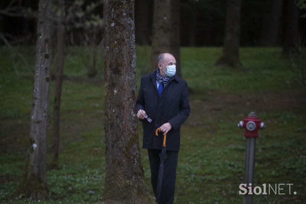 Slovesnost ob odkritju spominskega obeležja Demos na Račjem otoku na Brdu pri Kranju