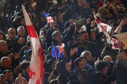 Na ulicah protestira več deset tisoč ljudi. Slovenija je zaskrbljena.