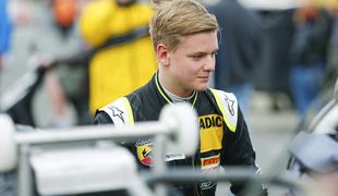 Mick Schumacher zmaguje v formuli 4