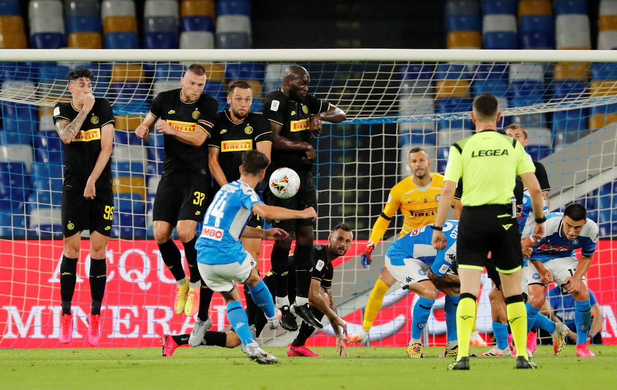 Napoli Inter | Inter Samirja Handanovića je v Neaplju remiziral in ostal brez finalne pokalne vstopnice. Za lovoriko se bosta udarila Napoli in Juventus. Dries Mertens, ki je ugnal Slovenca, je postal najboljši strelec Napolija. | Foto Reuters