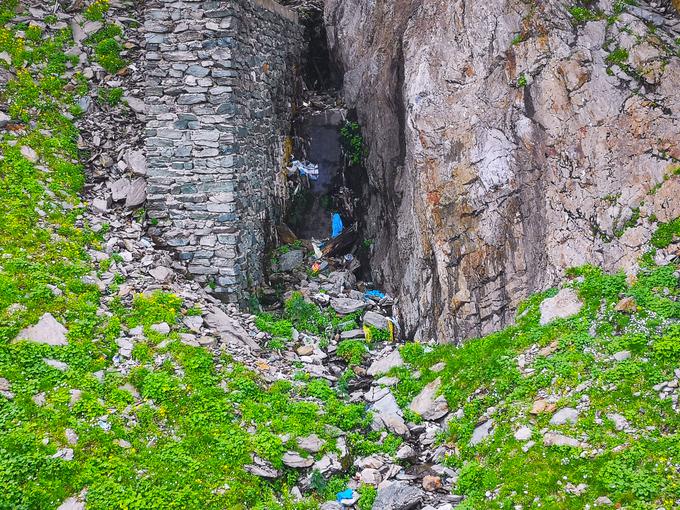 Zaščitni znak Romunije so poleg izjemne pokrajine tudi neurejena smetišča. | Foto: Gregor Pavšič