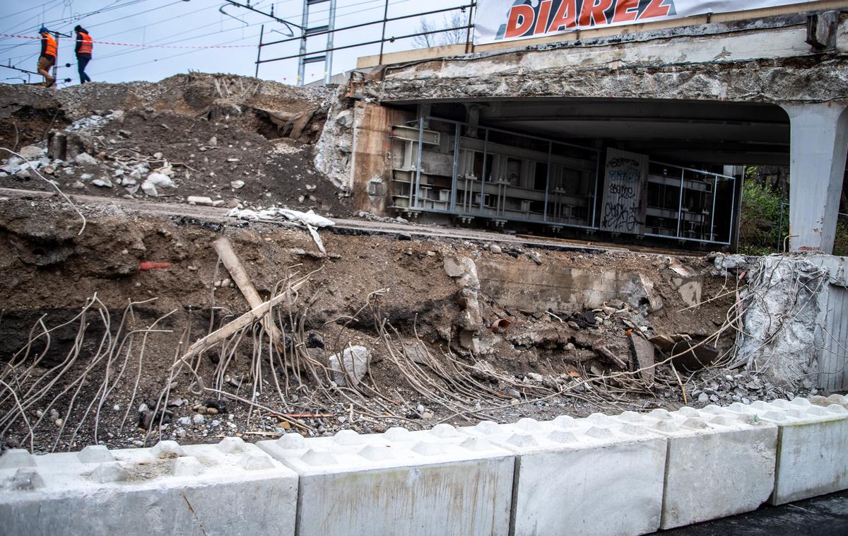 Delna zapora Dunajska cesta | Rekonstrukcija nadvoza nad Dunajsko cesto je v polnem teku. | Foto Gaja Hanuna