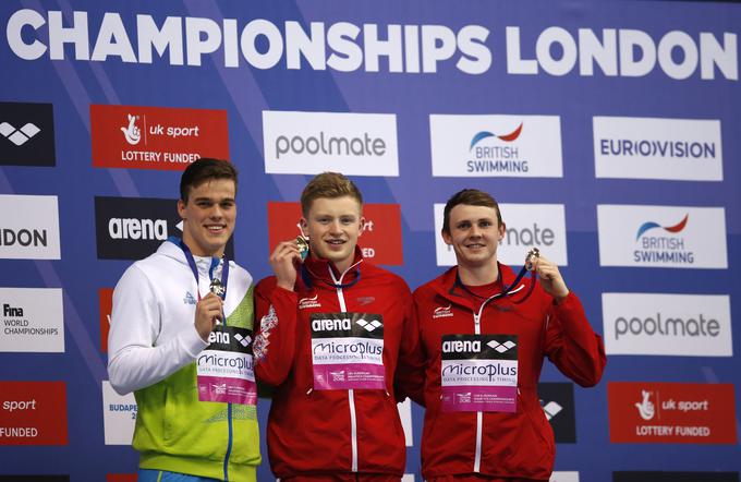 Srebrno medaljo z majskega evropskega prvenstva je posvetil 22. obletnici poroke staršev, svetovnega pa slovenskemu plavanju. | Foto: Reuters