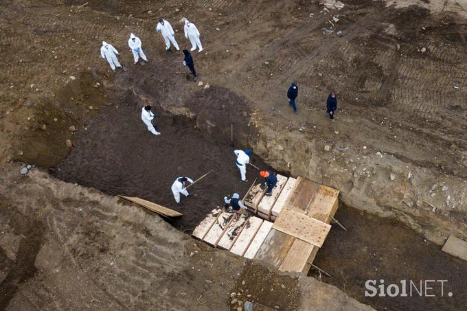 Na otoku Hart v mestu New York leži pokopališče za reveže in tiste brez svojcev. Na teden v povprečju tam pokopljejo okoli 25 ljudi, aprila, na vrhuncu epidemije novega koronavirusa, pa so tam na dan pokopali 24 ljudi.  | Foto: 