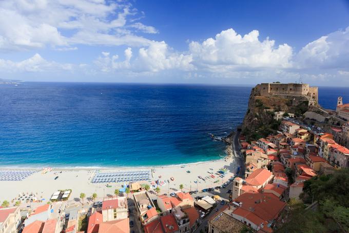 Mesto Tropea ob sredozemski obali Kalabrije - pod visokimi klifi so bele peščene plaže. Tukaj lahko poskusite tudi sladoled z okusom rdeče čebule. | Foto: 