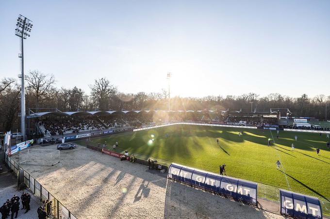 Nedeljski dvoboj se je začel praznično ... | Foto: Jure Banfi/alesfevzer.com