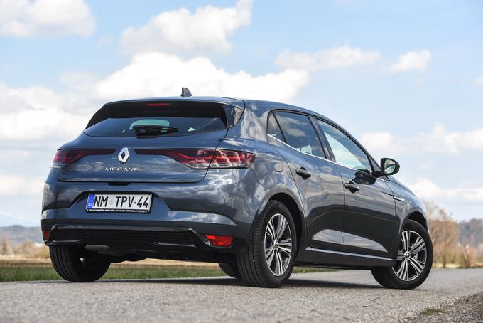 Tudi že nekoliko ostareli renault megane ima nadpovprečno velik prtljažnik. | Foto: PRIMA