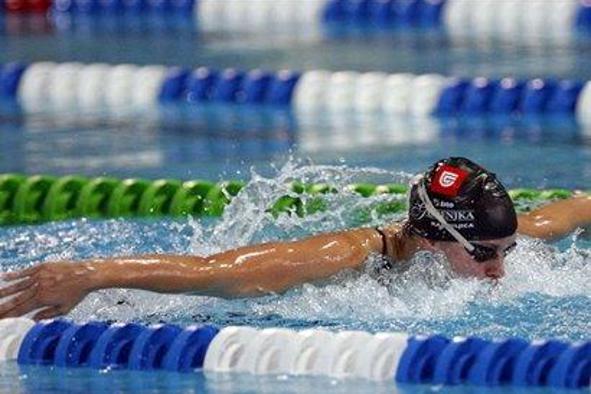 Isakovičeva rekordna na 200 delfin in 100 prosto