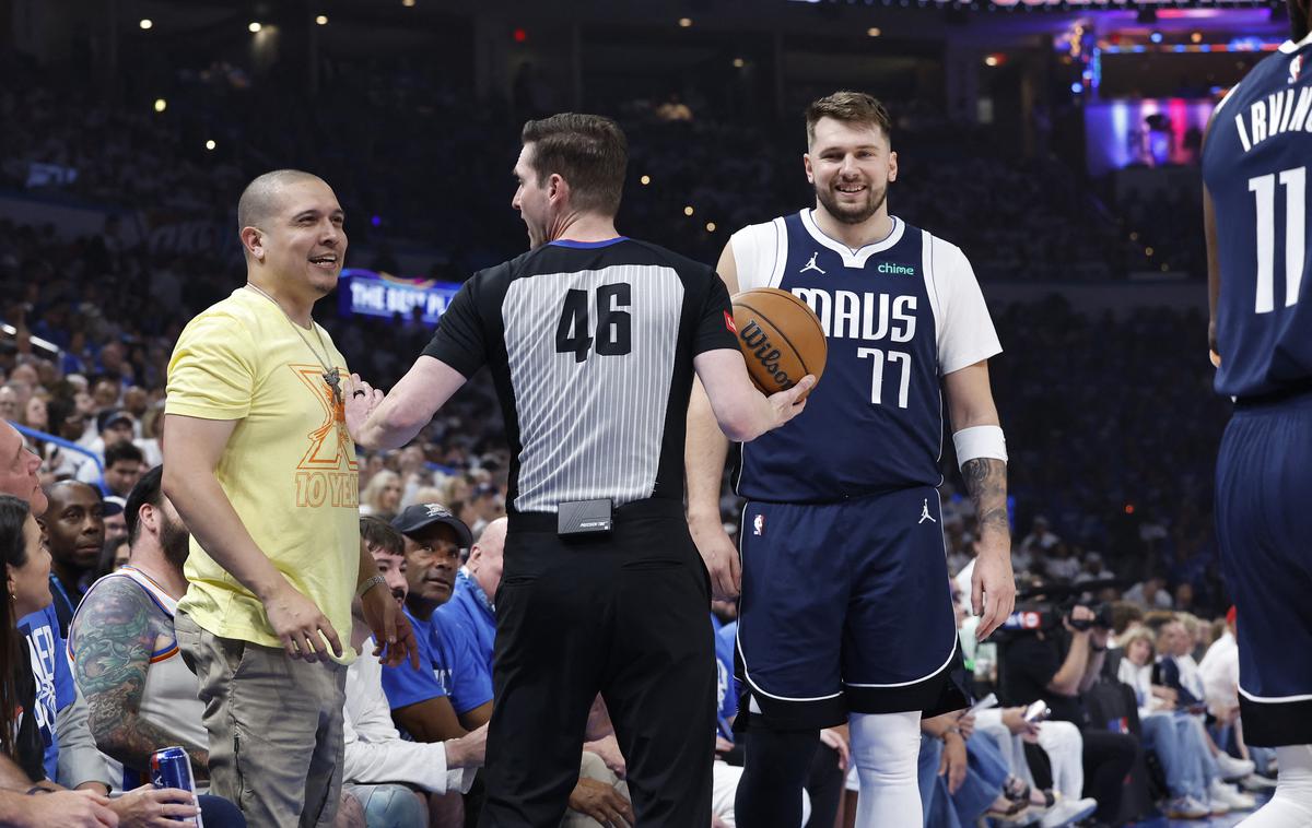 Luka Dončić Oklahoma City Dallas | Luka Dončić se je nasmejal ob zviti potezi gledalca, ki je preprečil hitro akcijo Dallasa in jih nato slišal še od sodnika. | Foto Reuters