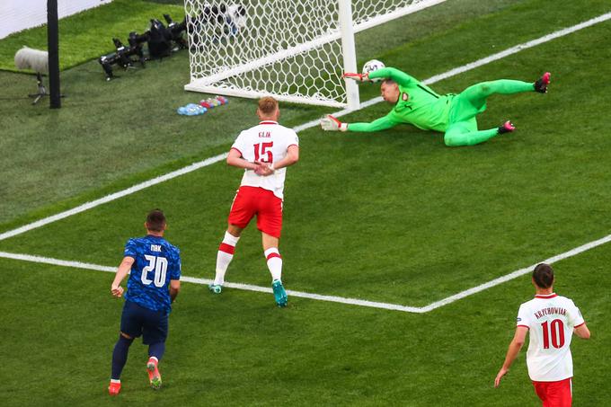 Slovaki so v Sankt Peterburgu presenetili Poljake, pri katerih se je nesrečni Wojciech Szczesny kot prvi vratar v zgodovini evropskih prvenstev podpisal pod avtogol.  | Foto: Guliverimage/Vladimir Fedorenko