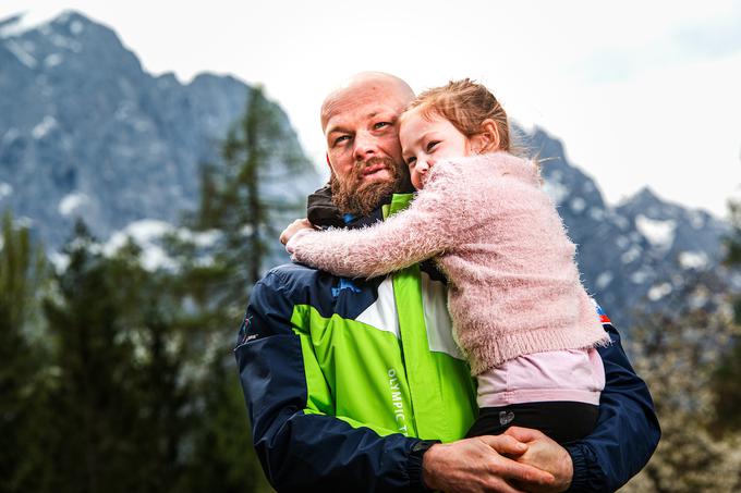 "Pozitivna plat karantene, ki jo zdaj vsi skupaj doživljamo, je ta, da lahko ves čas preživljam z družino, slaba pa ta, da ne morem trenirati s fanti," pravi. Na fotografiji skupaj s šestletno hčerko Mijo, ljubiteljico umetnostnega drsanja. | Foto: Peter Podobnik/Sportida