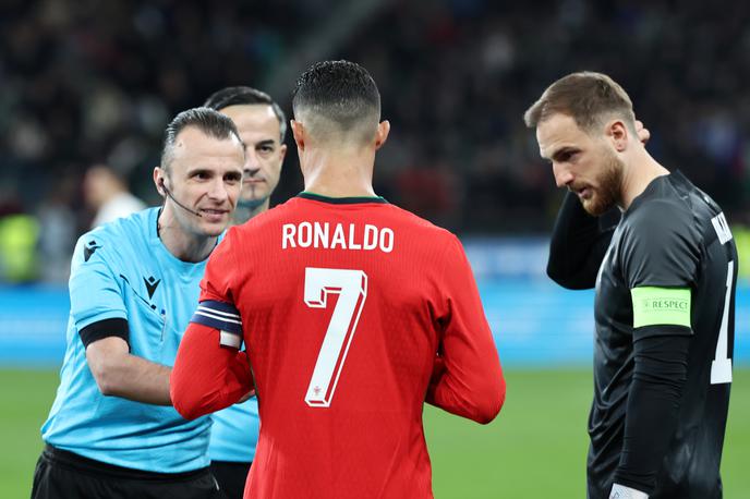 Irfan Peljto, Cristiano Ronaldo in Jan Oblak | Irfan Peljto je sodil torkovo prijateljsko tekmo med Slovenijo in Portugalsko, takole se je pred začetkom pozdravil s kapetanoma Cristianom Ronaldom in Janom Oblakom. | Foto www.alesfevzer.com