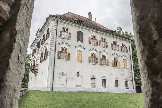 V enem najbolj ohranjenih gradov na Kamniškem je nekoč prebivalo plemstvo, zdaj je v občinski lasti. Gre za grad, ki je zrasel še s poznogotskimi formami, ki so delno še danes vidne (konzole balkona, spodnja okenca kot poznogotsko obrezane line, elementi v notranjščini pritličja in v stranskem traktu), kot celota pa je z arhitekturnimi masami že docela renesančna stavba. Danes vidno podobo je grad dobil šele v času poznega baroka, dokončno pa v 19. stoletju.  | Foto: 