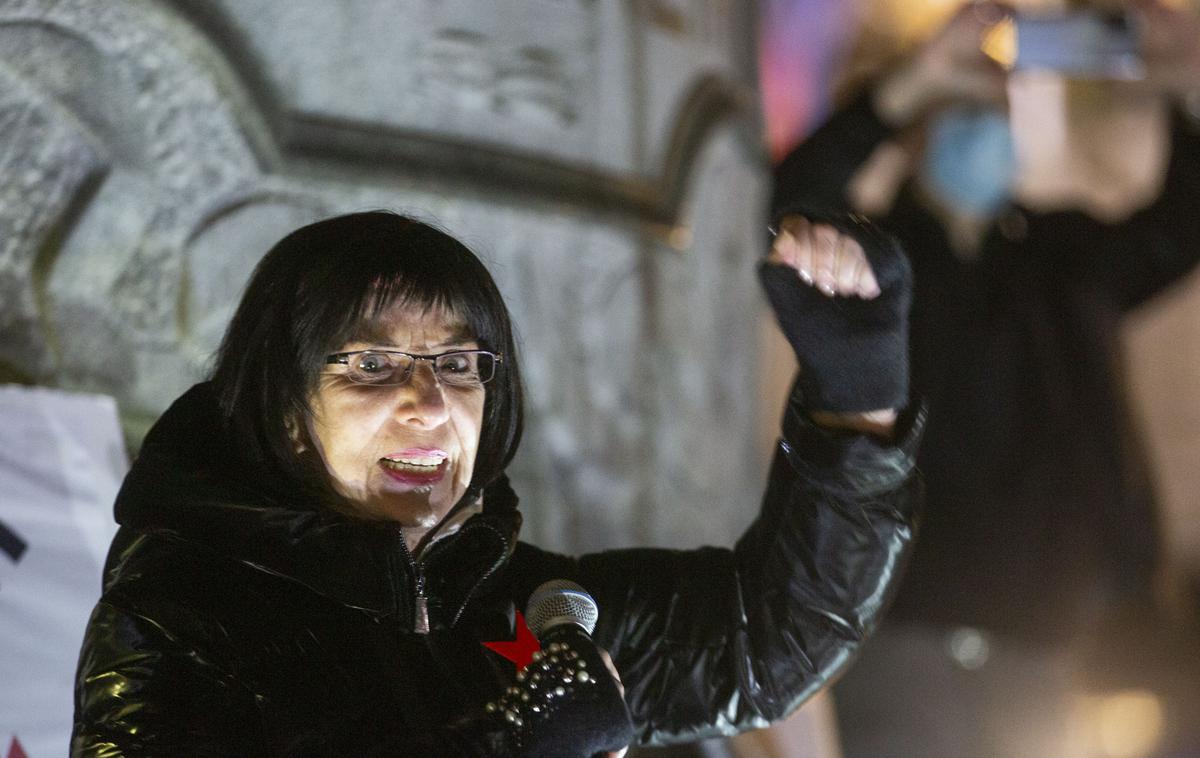 Petkovi protesti kolesarjev. Svetlana Makarovič. | Pesnica Svetlana Makarovič je bila ostra protestnica proti vladi Janeza Janše in ena glavnih podpornic "kolesarskih protestov". | Foto Bojan Puhek