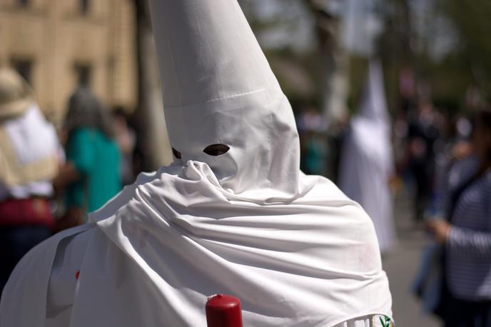 ku-klux klan | Dijak ene izmed mariborskih srednjih šol se je oblekel v belo ogrinjalo s koničastim pokrivalom, ki je simbol ameriške rasistične organizacije kukluksklan. (Fotografija je simbolična.) | Foto Shutterstock