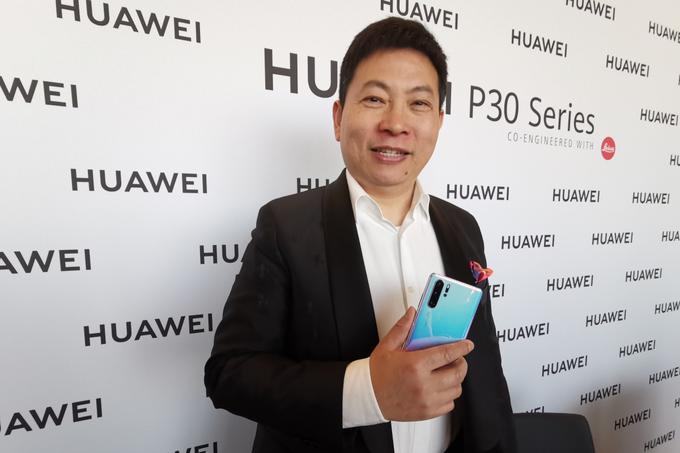 Še enkrat nasmejani direktor družbe Huawei s svojim najnovejšim paradnim konjem P30 Pro. | Foto: Srdjan Cvjetović