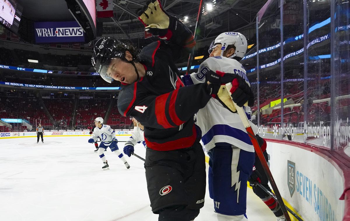 Carolina Hurricanes, Haydn Fleury, Tampa Bay Lightning, Barclay Goodrow | Hokejisti vodilne Tampe so izgubili na gostovanju pri Carolini. | Foto Guliverimage