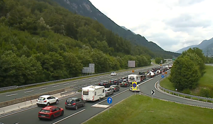 Gneča pred predorom Karavanke, zastoji skozi Jesenice. Kdaj bo zasvetila luč na koncu predora? #video