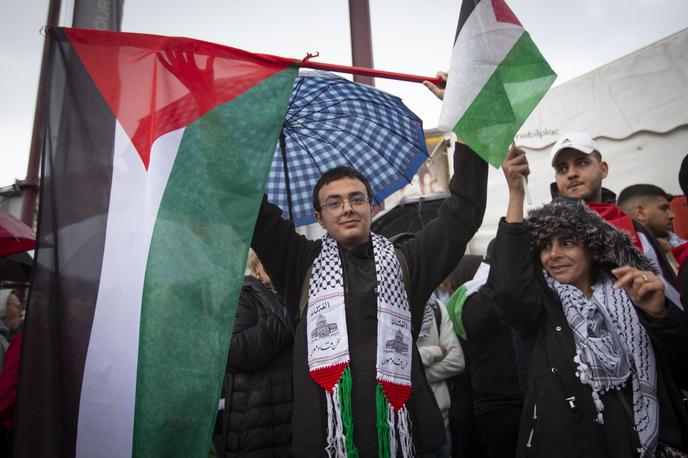 Shod v podporo Palestini | Med četrtkovim shodom v podporo Palestini policija ni zaznala kršitev javnega reda in miru.  | Foto Bojan Puhek