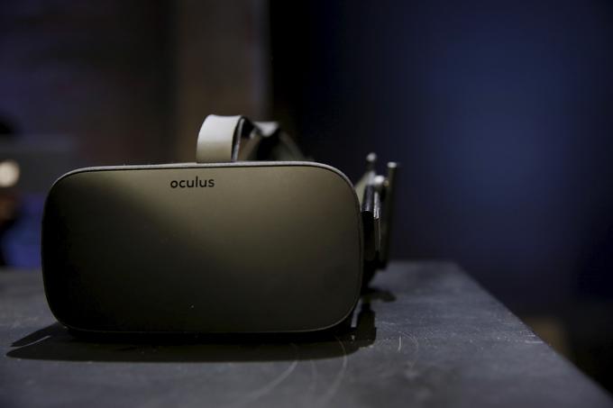 Čeprav so vsi, ki so na Kickstarterju z denarjem podprli Oculus Rift in si zagotovili, da ga bodo prejeli med prvimi, globoko v letu 2013 nanj še vedno čakali, številni čedalje manj potrpežljivo, to ni ustavilo navdušenosti nad potencialom navidezne resničnosti, ki ga je obljubljal Rift. Junija 2013 sta Luckey in Iribe dobila nove vlagatelje, ki so Rift podprli s 16 milijoni dolarjev (takrat približno 13 milijonov evrov), konec leta 2013 pa je sledila še kar 75-milijonska finančna injekcija. | Foto: Reuters