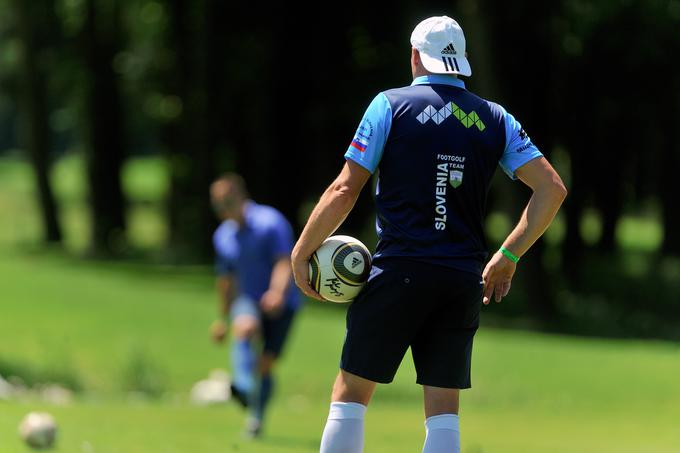 Največje možnosti za vrhunski dosežek pripisujejo Slovenci v konkurenci veteranov, kjer bo nastopil tudi 66-letni Nani Franc Matjašič. | Foto: Footgolf zveza Slovenije