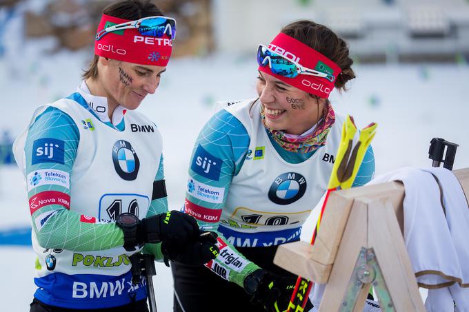 Andreja Mali in Urška Poje sta bili leta 2016 na Pokljuki še tekmici, danes je Malijeva trenerka mlajše kolegice in varovanke.  | Foto: Žiga Zupan/Sportida