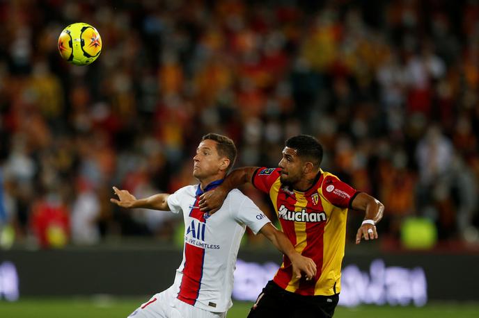 PSG, Lens | Prizori, ki smo jih pogrešali. Dvoboj Anderja Herrere (PSG) in Facunda Medine (Lens), v ozadju pa gledalci. | Foto Reuters