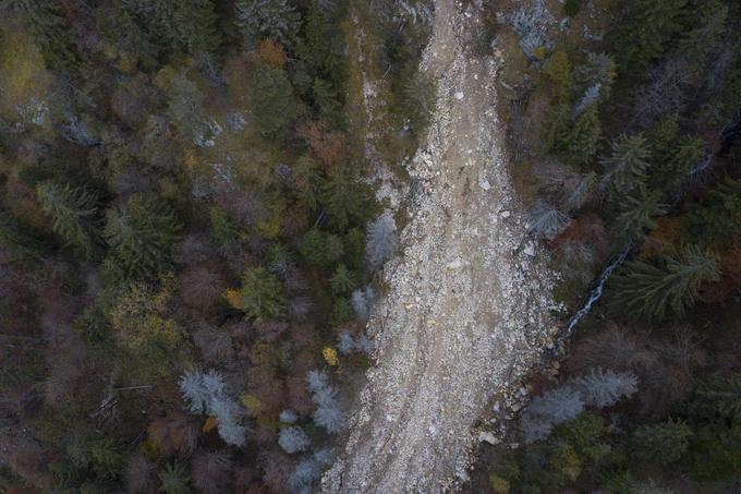 Ob osmi uri zvečer se je na Koroški Beli zaradi napovedane evakuacije, ki bo trajala do sedme ure zjutraj, oglasila sirena. Od 900 ogroženih ljudi jih na lastno odgovornost 28 vztraja v domovih, v evakuacijskem centru v Osnovni šoli Prežihovega Voranca je 30 ljudi, preostali so zatočišče poiskali pri svojcih in prijateljih. Na fotografiji plaz na Koroški Beli. | Foto: Matic Prevc/STA