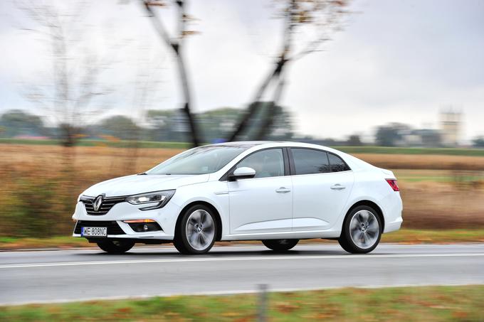 Prilagojeno je vzmetenje zadnje osi, s čimer je Renault povečali raven udobja in poskrbel, da vozilo grbine in luknje sprejema malenkost bolj graciozno, kot smo bili vajeni od petvratne izvedenke. Sprememba, ki bo nedvomno prišla prav tudi slovenskim kupcem, je torej dobrodošla. | Foto: Ciril Komotar