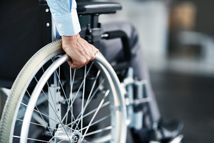 Invalid, oseba s posebnimi potrebami, voziček | Foto Shutterstock