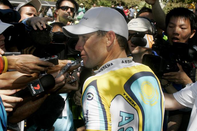 Lance Armstrong Dirka po Avstraliji 2009 | V noči na torek se bo v avstralskem mestu Adelaide začela nova kolesarska sezona v svetovni seriji. Dirko Tour Down Under je leta 2009 za svojo vrnitev po treh sezonah premora izbral Lance Armstrong, kar ima za omenjeno kolesarsko preizkušnjo še danes pozitivne posledice.  | Foto Reuters