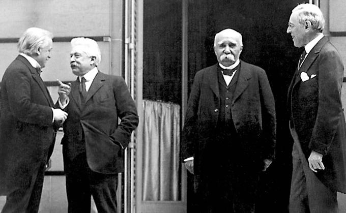 Usodo Evrope po prvi svetovni vojni so krojili štirje veliki (od leve proti desni): britanski premier David Lloyd George, njegov italijanski kolega Vittorio Orlando, francoski premier Georges Clemenceau in ameriški predsednik Woodrow Wilson. Britanci so bili glede avstrijsko-jugoslovansko meje naklonjeni Avstrijcem. Italijani so bili sovražni do nove južnoslovanske države, ker so jo imeli za tekmico ob Jadranu, zato so Avstrijo podpirali pri njenem sporu s Kraljevino SHS. Zahtevali so tudi, da se podobno kot na Koroškem organizira plebiscit tudi na mariborskem območju. Morda so tudi oskrbovali koroške brambovce z orožjem. Po drugi strani pa so Italijani hoteli svoj del Avstrije, tj. Tirolsko do Brennerja in del Koroške (Kanalska dolina). Najbolj so bili Slovencem oziroma jugoslovanski strani pri razmejitvi z Avstrijo naklonjeni Francozi. Pri razmejitvi med Italijo in jugoslovansko državo pa je Pariz v škodo Slovencev zagovarjal uveljavitev londonskega sporazuma. | Foto: Guliverimage