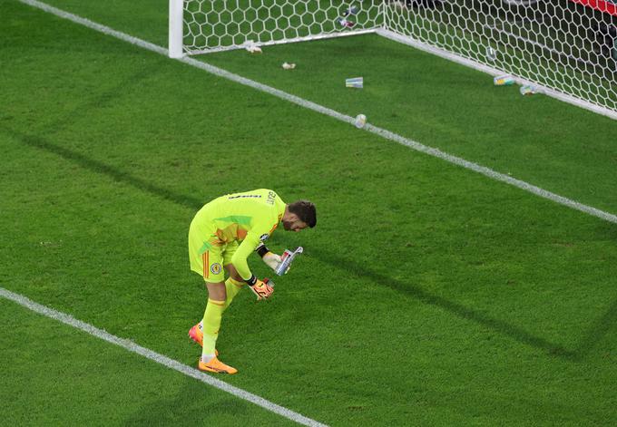 Že pred dnevi je moral takole svoj kazenski prostor čistiti škotski vratar Angus Gunn na tekmi s Švico. | Foto: Reuters