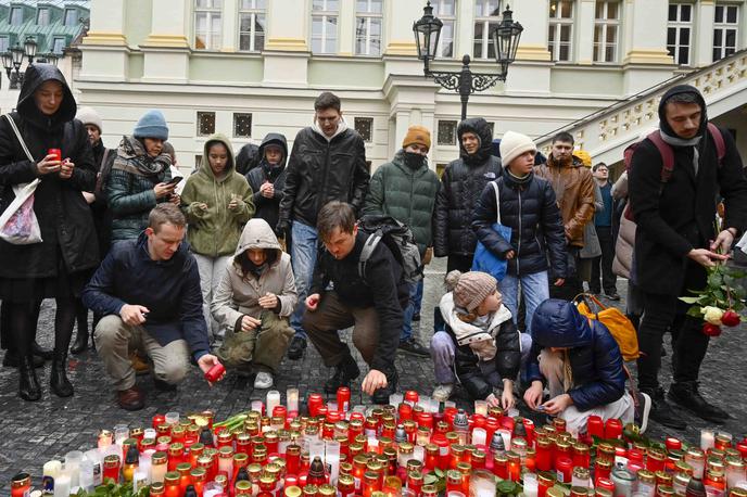 Praga, množično streljanje | V četrtek je 24-letni napadalec streljal na filozofski fakulteti Karlove univerze v središču Prage. Ubil je 14 ljudi, še 25 pa ranil. V soboto bo na Češkem dan žalovanja za žrtvami napada. | Foto Guliverimage