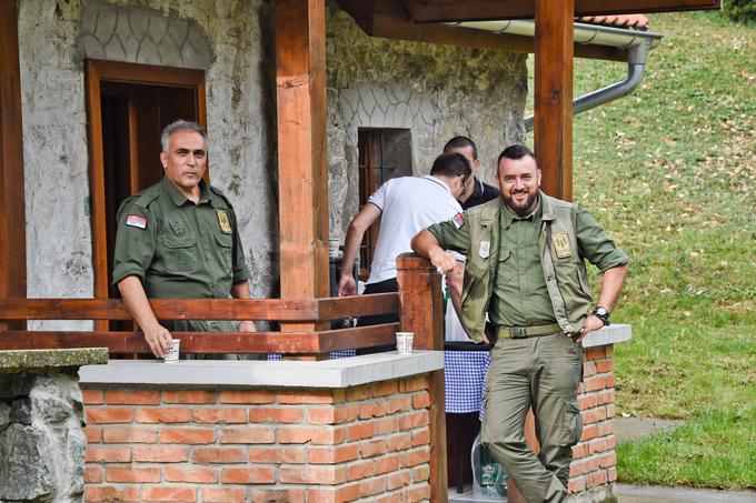 O naših vožnjah povprašamo oborožena uniformirana nadzornika naravnega parka, nekakšna gozdna policista, ki sta naš konvoj vseskozi spremljala iz ozadja. Prijazno pojasnita, da se vozimo po oskrbovalnih poteh parka, stran od gnezdišč orla, stran od napajališč evropskega jelena, zunaj skrbno varovanih rastišč zaščitenih rastlin. | Foto: Jure Gregorčič