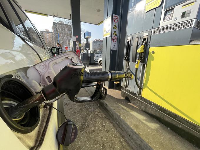 V Sloveniji znaša delež klasičnih bencinskih in dizelskih motorjih pri novih avtomobilih še 79 odstotkov. | Foto: Gregor Pavšič