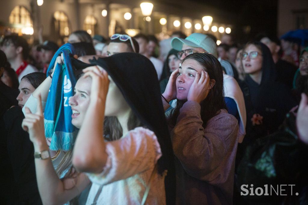 Spremljanje nogometne tekme Slovenija - Portugalska na POgačarjevem trgu v Ljubljani.