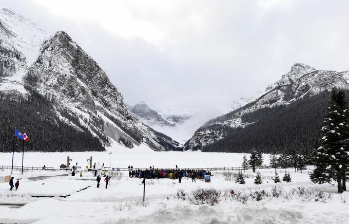 Smukaška elita se je v Lake Louisu v tihem krogu, sklenjenem okrog ognja, spomnila Davida Poissona. Dva tedna pozneje je prav Lake Louise zahteval novo žrtev. | Foto: Reuters