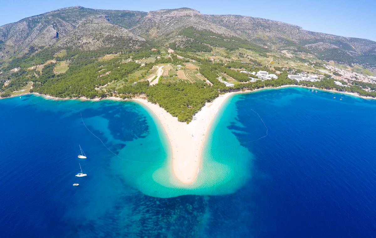 Zlatni rat, Zlati rt | Direktor turistične skupnosti v Bolu na dalmatinskem otoku Brač priznava, da je te dni gostov manj kot pred točno enim letom, a vztrajno zavrača namige, da gre za "julijsko luknjo". | Foto Thinkstock