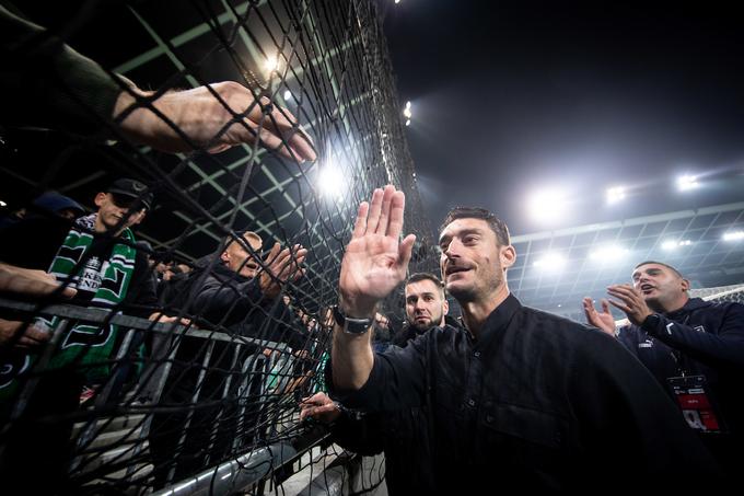 Navijači Olimpije so ga sprejeli za svojega. Zdaj držijo pesti, da bi Španec ostal v Ljubljani in popeljal zmaje tudi v prihodnjo sezono, polno evropskih izzivov. | Foto: Vid Ponikvar/Sportida