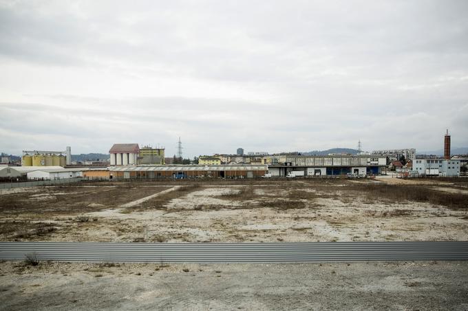 Bodoče gradbišče nove Ikeine trgovine je že obdano s protihrupno ograjo. | Foto: Ana Kovač