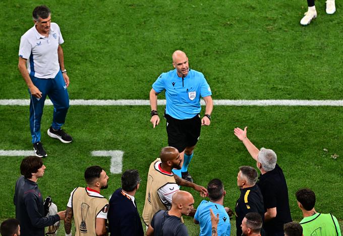 Mourinho že med srečanjem ni skrival nezadovoljstva s sodniškimi odločitvami.  | Foto: Reuters