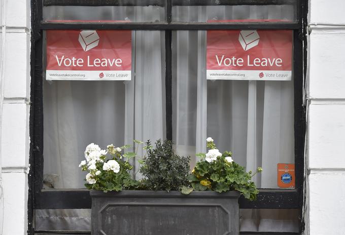 Plakata, ki pozivata k glasovanju za brexit. | Foto: Reuters