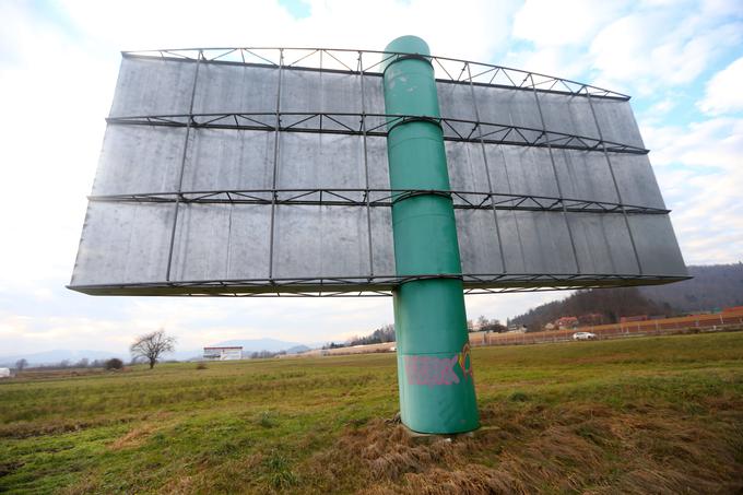 Če pa so na plakatih že kaki hodci, lahko vidite kvečjemu pohodnike, ki imajo na sebi najnovejše nahrbtnike in gorniške čevlje, najsodobnejša in cenovno ugodna oblačila iz najnovejših materialov. V njih avanturistično naskakujejo izzivalne vrhove na izpostavljenih poteh. | Foto: Gregor Pavšič