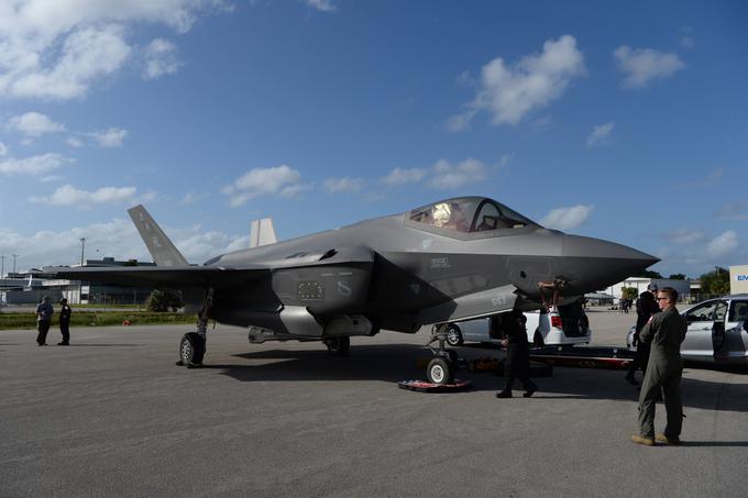  Ob zgornjem podatku ne gre kar odmahniti z roko. Lockheed Martin je največji opremljevalec ameriške vojske in glede na prihodke ter obseg pogodbe, ki jo ima sklenjeno z obrambnim ministrstvom ZDA, tudi največji opremljevalec oboroženih sil kjerkoli na svetu. Na fotografiji je Lockheed Martinov lovec F-35.  | Foto: AP / Guliverimage