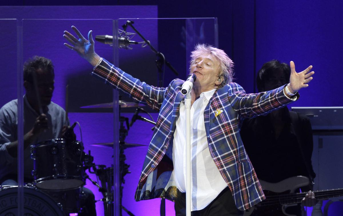 Rod Stewart | Kot samostojni glasbenik je Stewart objavil več kot 30 albumov, s katerimi je dosegel več kot 120-milijonsko prodajno naklado po svetu. Leta 2005 je prejel nagrado grammy za najboljši album popularnih standardov Stardust: The Great American Songbook Volume III, uvrščen je tudi v dvorano slavnih rock and rolla. | Foto Guliverimage