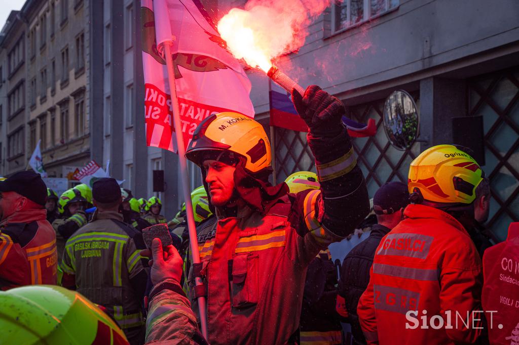 Protestni shod poklicnih gasilcev pred poslopjem vlade. gasilci