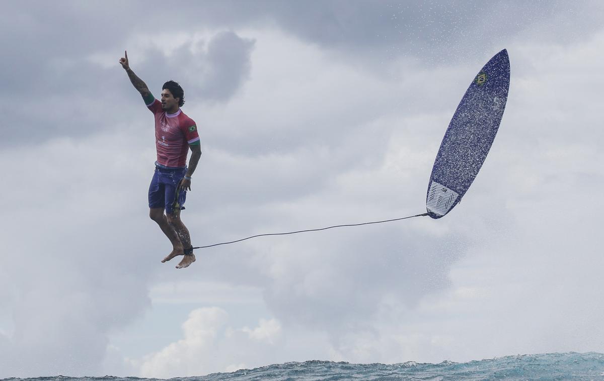 Gabriel Medina, OI 2024 | Gabriela Medino je v zraku ujel francoski fotograf Jérôme Brouillet in posnel neverjetno fotografijo. | Foto Profimedia