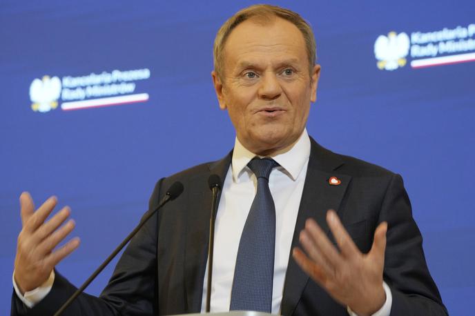 Donald Tusk | Tusk je pojasnil, da želi njegova vlada s tem civilizirati odnos med državo in Cerkvijo, navaja APA. Reforma naj bi temeljila na odgovornosti pripadnikov verskih skupnosti, odločitev o financiranju pa morajo po njegovem sprejeti verniki sami in ne država. | Foto Guliverimage